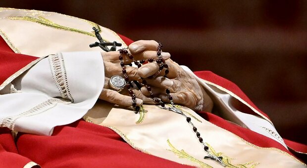 Un particolare del corpo del Papa emerito Joseph Ratzinger, nella camera ardente in Vaticano