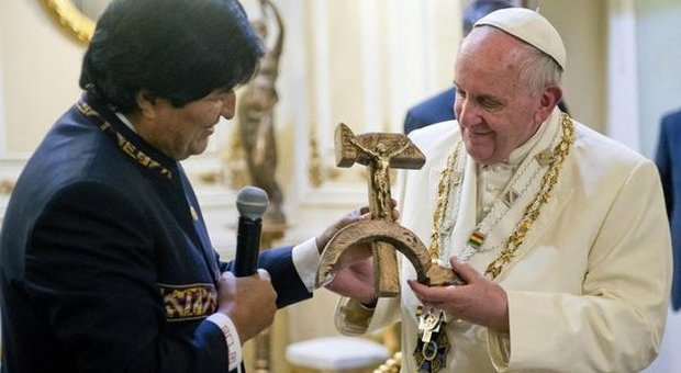 Il Papa a La Paz, Evo Morales gli regala un crocifisso a forma di falce e martello