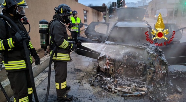 Qualcosa non va nell'auto: accosta, scende e la Mercedes 220 viene divorata dalle fiamme