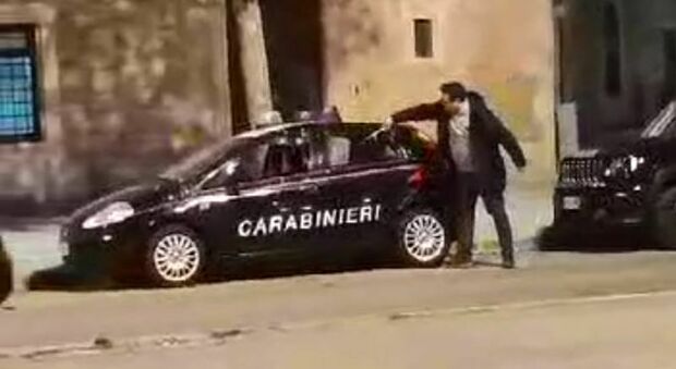 Danneggia l'auto dei carabinieri con un'accetta: «Vedi cosa bisogna fare per farsi ascoltare»