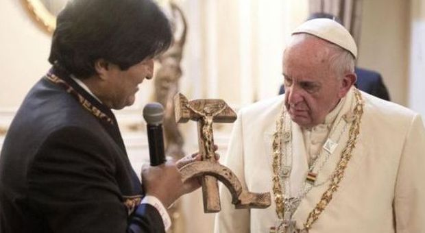Papa Francesco in Bolivia, riceve da Morales un crocifisso con falce e martello: ecco perché