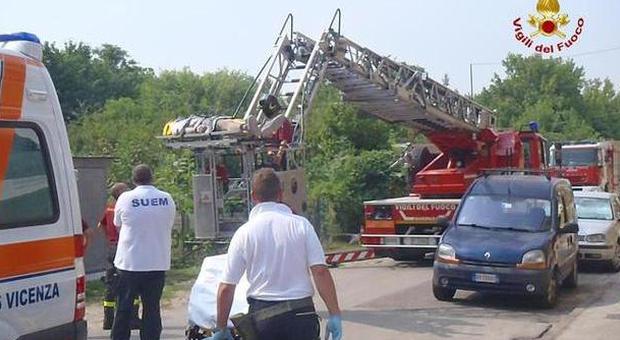 Una fase dell'intervento dei pompieri a Vicenza