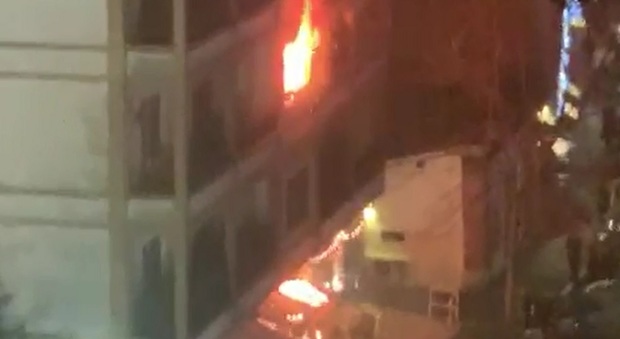 Roma, incendio in un palazzo in via Flaminia: evacuato l'edificio, intervenuti i Vigili del fuoco