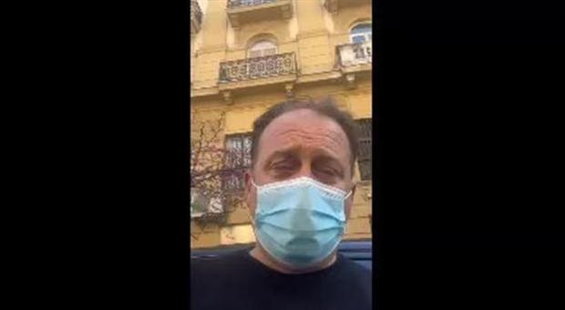 Coronavirus a Napoli, la denuncia dell'imprenditore multato perché in strada a versare assegni: «Costretto a chiudere l'azienda»