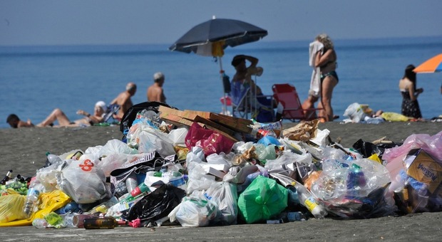 Ostia, rifiuti in spiaggia all'ex Amanusa sul lungomare Vespucci