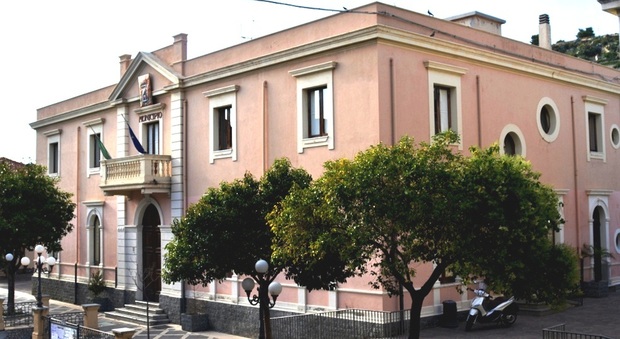 Calabria, jogging nel chiostro del Comune: arrestati 7 furbetti del cartellino