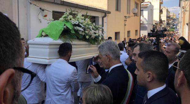 Bambini travolti dal Suv, migliaia ai funerali di Simone: fedeli impietriti dal dolore