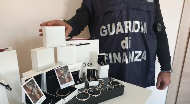 Gioielli «Pandora» contraffatti venduti nel noto centro orafo: sigilli e denuncia