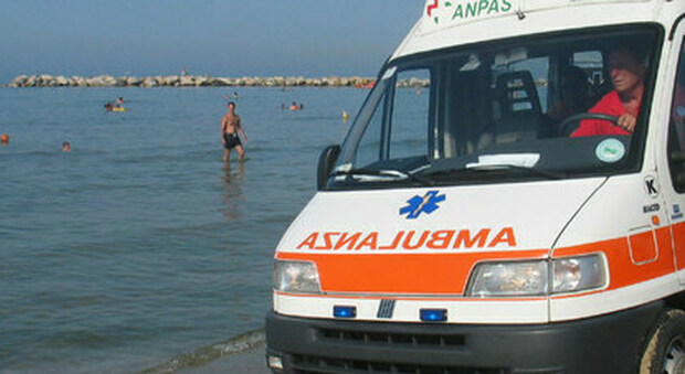 Ambulanza in spiaggia, foto generica non riconducibile all'accaduto