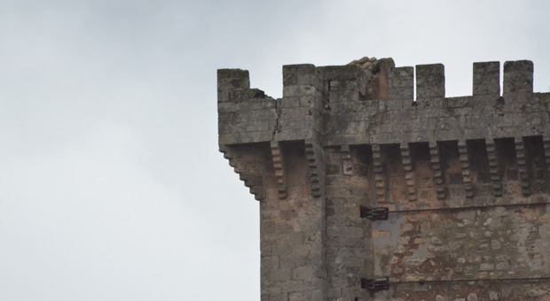 La crepa sulla torre del Castello ducale di Ceglie
