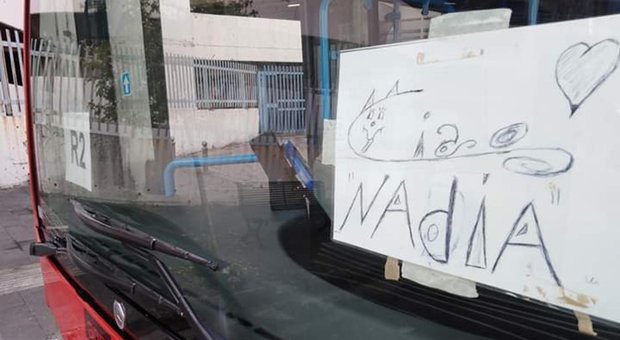 Toffa, sul bus di Napoli il cartello «Ciao Nadia»