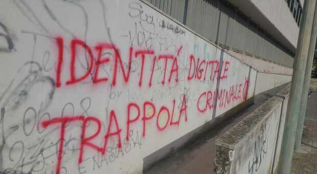 Vandali a Lecce: scritte con spray rosso contro l’identità digitale sulla sede distaccata della Provincia