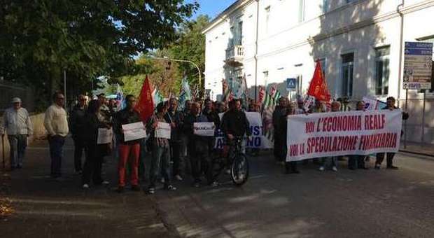 La protesta dei lavoratori della ex Antonio Merloni
