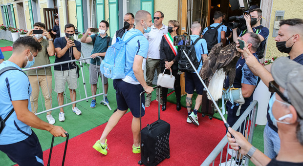 L'arrivo della Lazio per il ritiro ad Auronzo, il 10 luglio dell'anno scorso