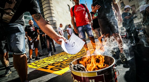 Napoli, manifestazione di «Noi non paghiamo» il 5 novembre contro il caro-bollette