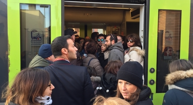 Avaria su treno Fs, ritardi e disagi in Puglia Passeggeri stipati come sardine