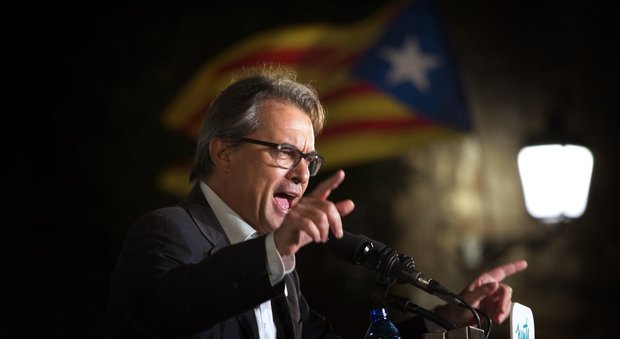 Catalogna, l'ex presidente della Catalogna Artur Mas condannato per “Disobbedienza": promosse referendum per l'indipenenza