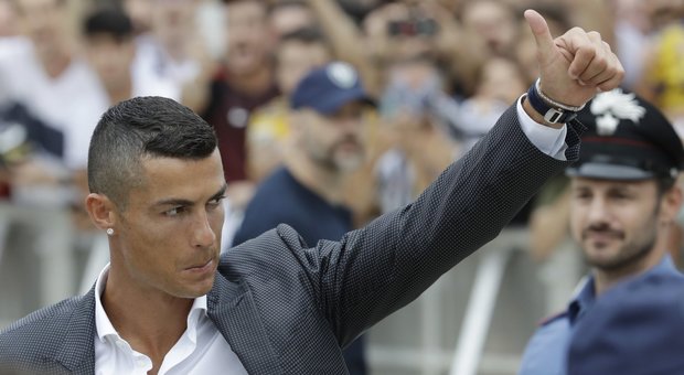 Ronaldo è atterrato a Torino: un cordone di 6 jeep per proteggerlo dai tifosi
