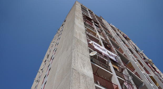 Il grattacielo di Ponticelli resta senz'acqua: la denuncia dei residenti
