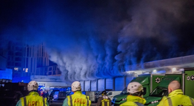 Milano, incendio accanto ai magazzini Amazon: notte a lavoro per spegnere le fiamme