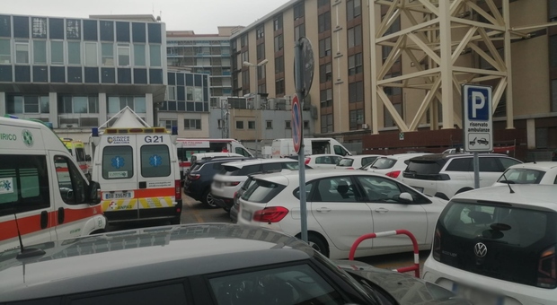 Le ambulanze in trappola nel parcheggio dell'ospedale di Torrette