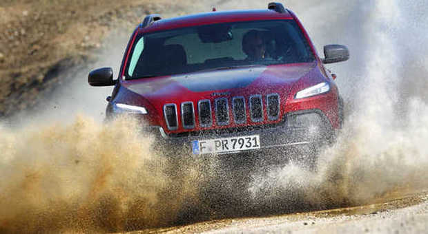 La Jeep Cherokee Trailhawk attraversa un guado in Marocco