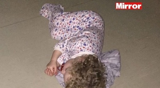Isabella, 2 anni, costretta a dormire sul pavimento in ospedale
