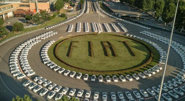 Le Fiat 500 schierate lungo la pista di collaudo dello stabilimento di Mirafiori prima della consegna