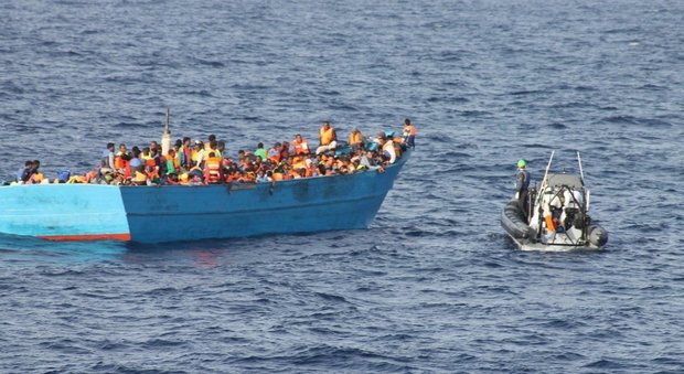 Migranti, per evitare il rimpatrio si gettano da una nave