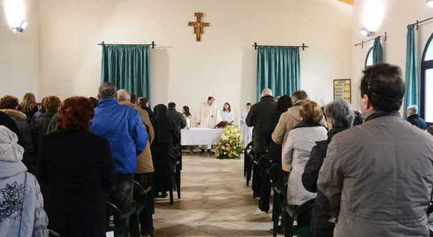 In chiesa fa troppo freddo: la messa celebrata in una sala sconsacrata