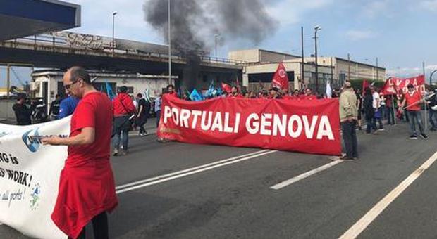Sciopero nazionale di portuali e marittimi, sale la tensione a Genova: varchi bloccati e corteo