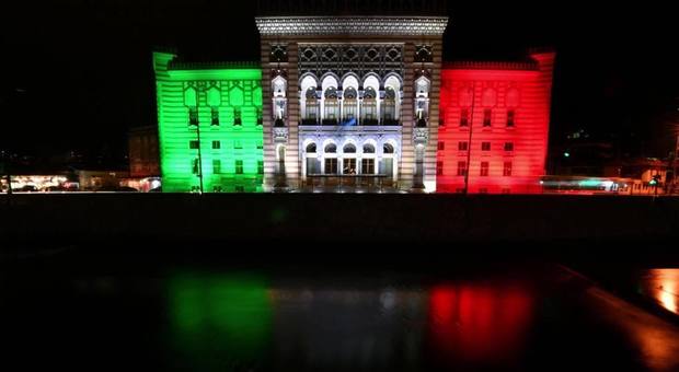 Il Tricolore splende sul Municipio di Sarajevo