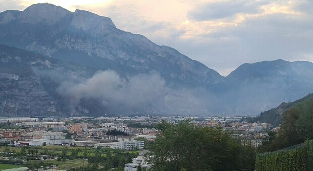 Grosso incendio in discarica: nuvola di fumo avvolge Trento