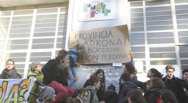 Milano, riscaldamento rotto a scuola: la protesta del liceo artistico Boccioni