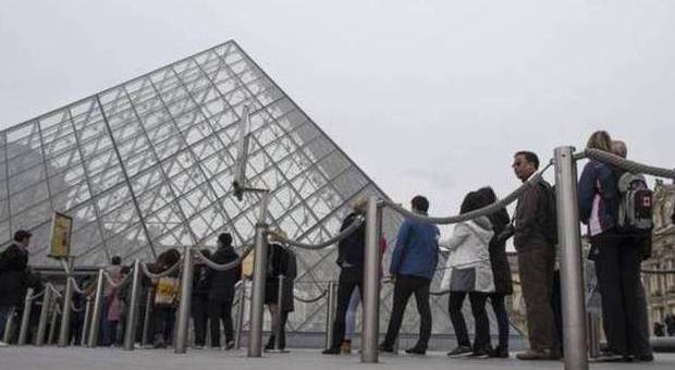 Francia, il Louvre finisce sotto accusa: «Discrimina gli studenti israeliani»