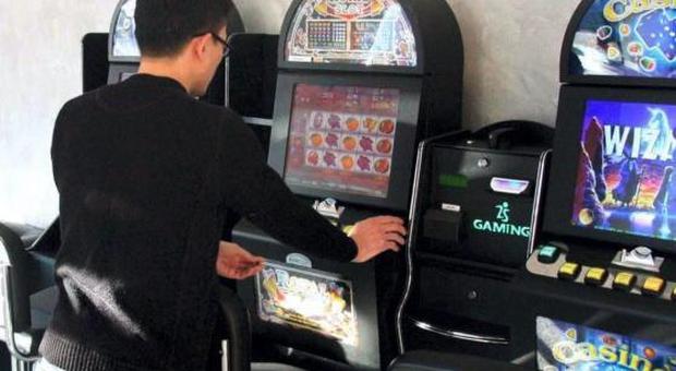 Giro di vite sulle slot machine Orario ridotto e lontano dalle scuole