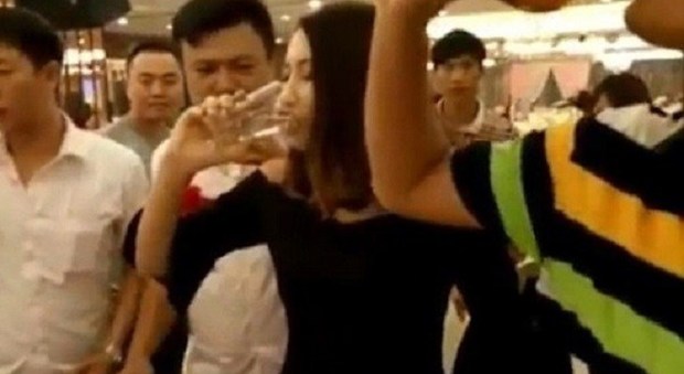 Cina, damigella d'onore costretta a bere alcol fino a morire