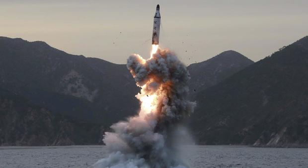 Corea del Nord, nuovo test missilistico: lanciato razzo nel mar del Giappone. Abe: «Intollerabile»