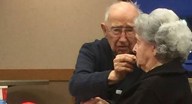 A 97 anni imbocca la moglie malata al fast food: il vero amore in una foto diventata virale