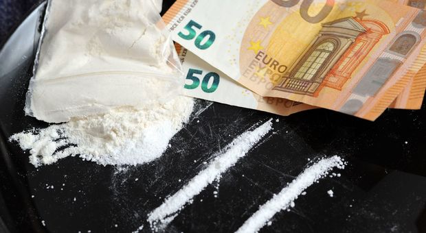 Trafficanti senza scrupoli: due chili di cocaina nel bagaglio di una bambina