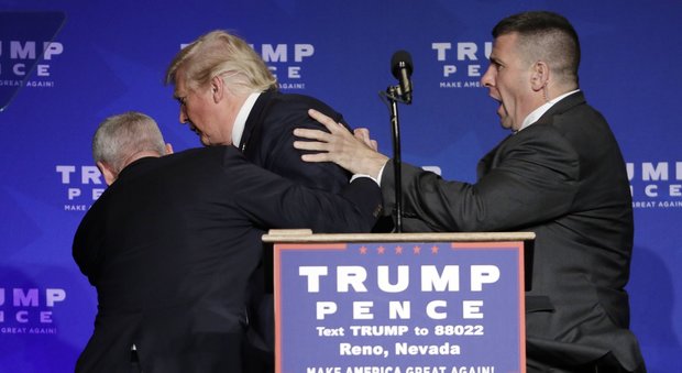 Trump, paura al comizio: agenti del secret service lo strappano dal palco