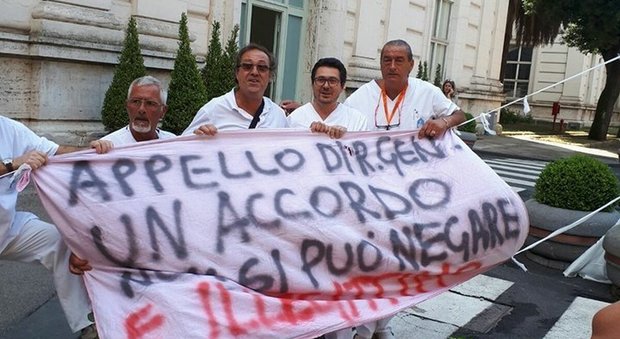 Napoli, in piazza i sanitari al Cardarelli: «Cornuti e mazziati per lo straordinario»