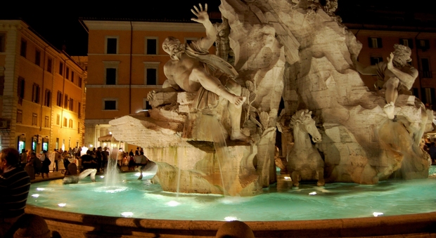 Roma, si spoglia nuda e fa il bagno dentro la fontana di piazza Navona