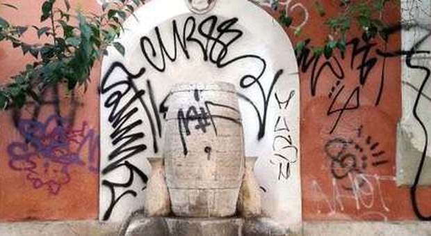 Writer picchia e rapina uno studente che lo aveva ripreso per i graffiti a San Cosimato: denunciato