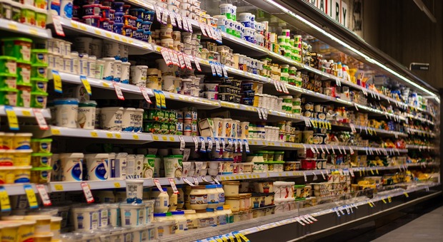 Yogurt alla frutta di Lidl ritirati in Francia, l'allarme: «Si rischiano di trovare pezzi di metallo». Ecco quali sono