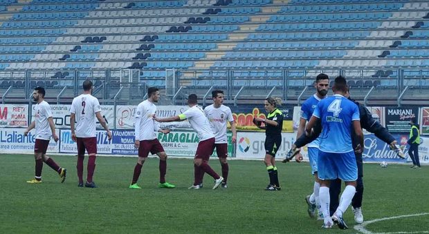 Il Rieti contesta il gol vittoria dei sardi (Foto Itzel Cosentino)