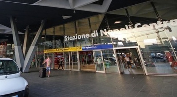 Morto alla stazione di Napoli, il direttore del 118: "L'ambulanza doveva arrivare in dieci minuti"