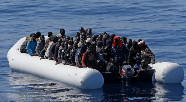 Migranti, un'altra strage: annegano in 50 al largo della Libia