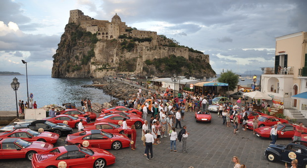 A Ischia torna dal 24 al 31 luglio il raduno di auto d'epoca e Ferrari