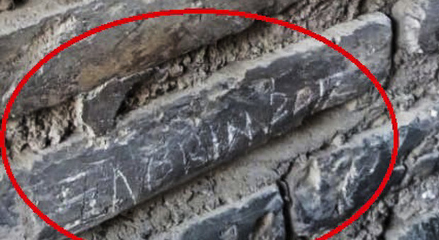 Colosseo, sfregio alla storia: turista incide il suo nome su un pilastro